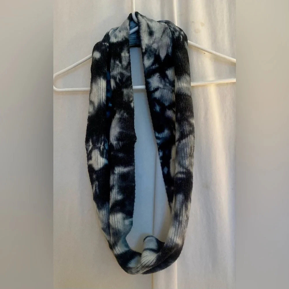 Britt’s Knits Mantra Knit Black & White Infinity Scarf Size 46”x8”